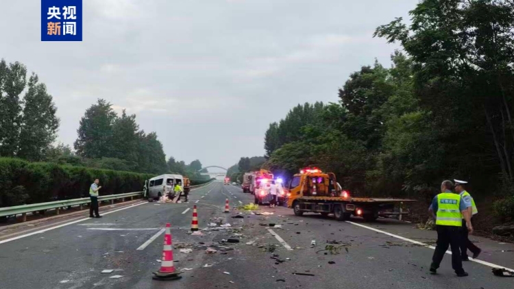 河南超載客車追尾致13死事故:涉事車輛無營運手續